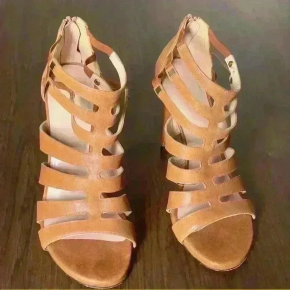 Stuart Weitzman Size 7.5 Strappy Sandel 3” Heel in Cognac - Picture 3 of 7